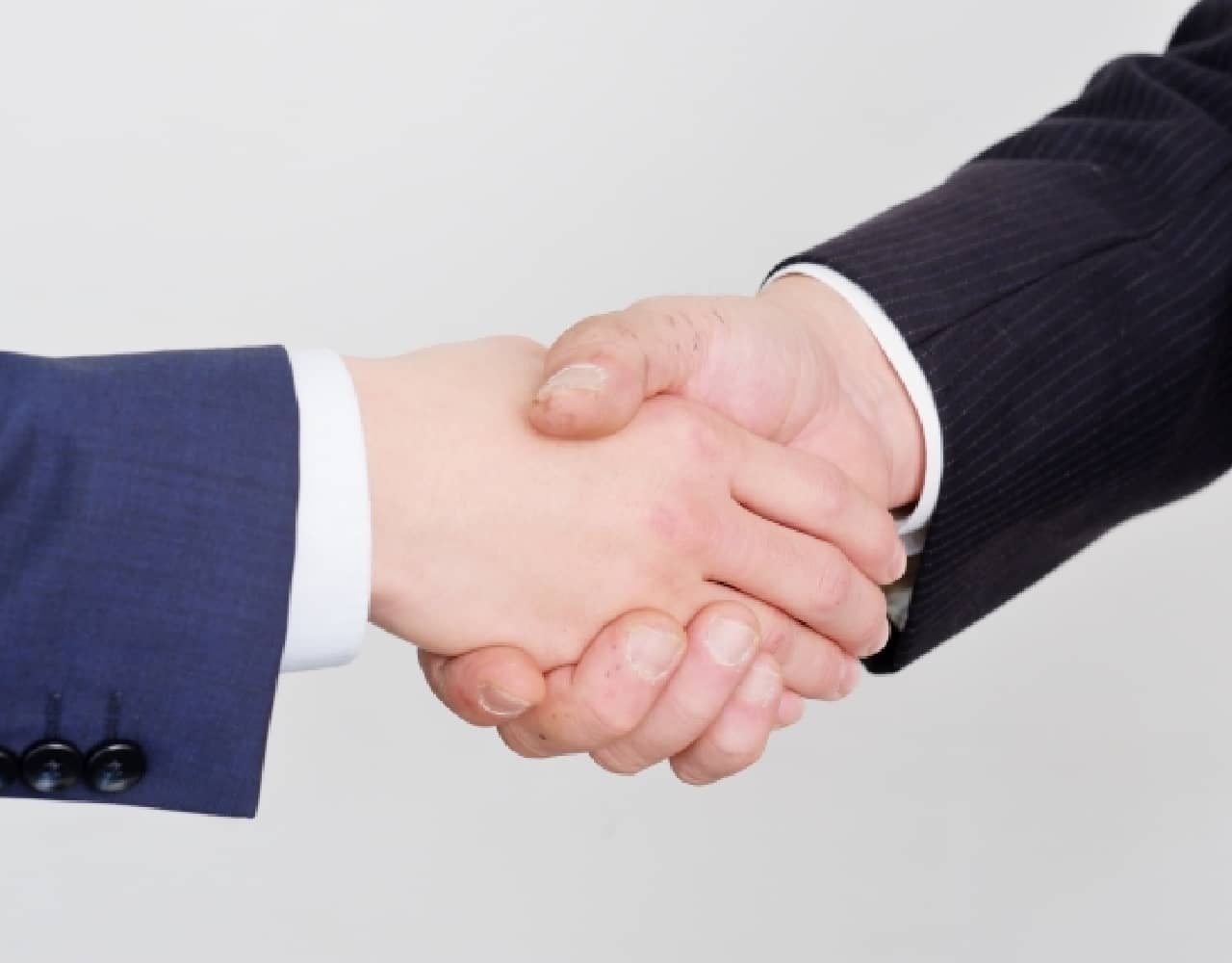 毛糸で作ったハートが手のひらに包み込まれている画像