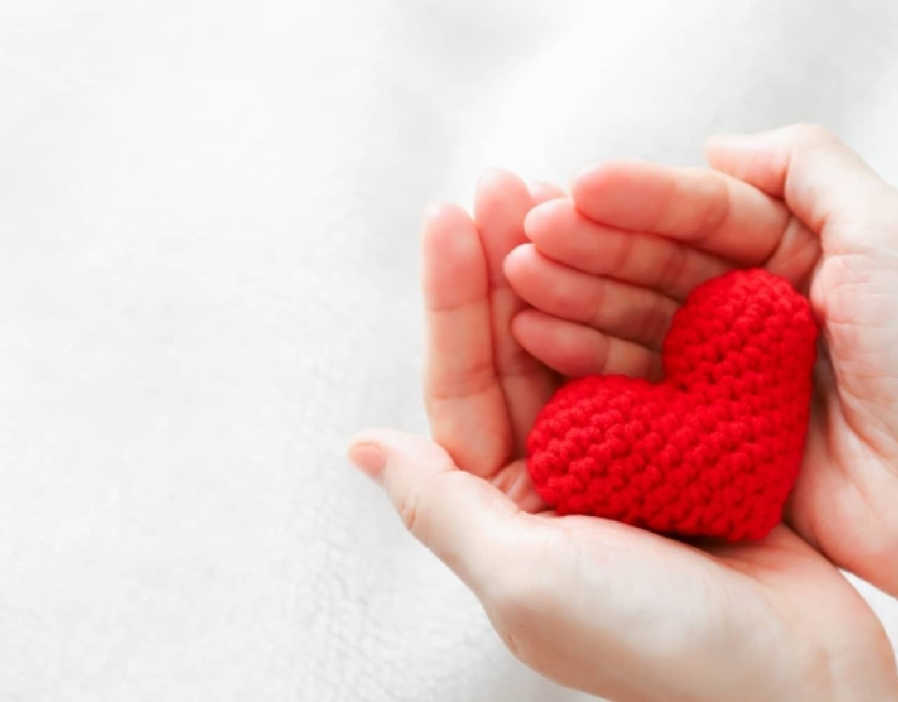 老夫婦が桜の木を眺めている様子